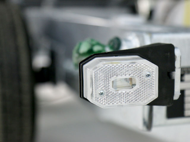 Debon Dreiseitenkipper DDK 180×306 2,6t|E-Pumpe|Rampen|Stützen