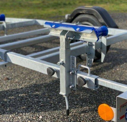 gummierte-auflageflaechen Bootstrailer TPV BA 750kg mit Gurtwinde - eine Marke von Böckmann