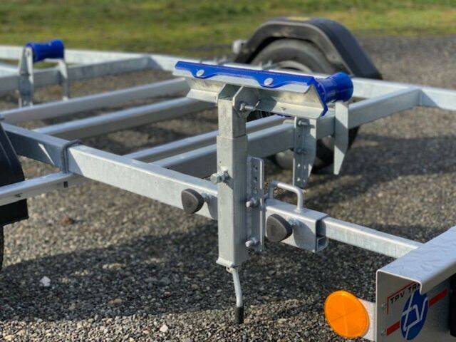 gummierte-auflageflaechen Bootstrailer TPV BA 750kg mit Gurtwinde - eine Marke von Böckmann