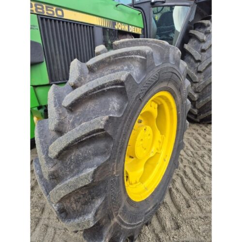 John Deere 2850