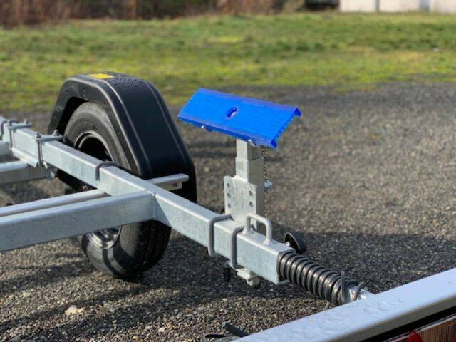 kurbelstuetzen-mit-langauflagen Bootstrailer TPV BA 750kg mit Gurtwinde - eine Marke von Böckmann