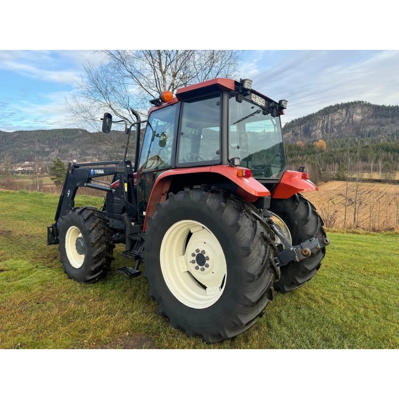 New Holland TS100 mit Trima 4.1P. Front-/hydraulischer Nebenantrieb.