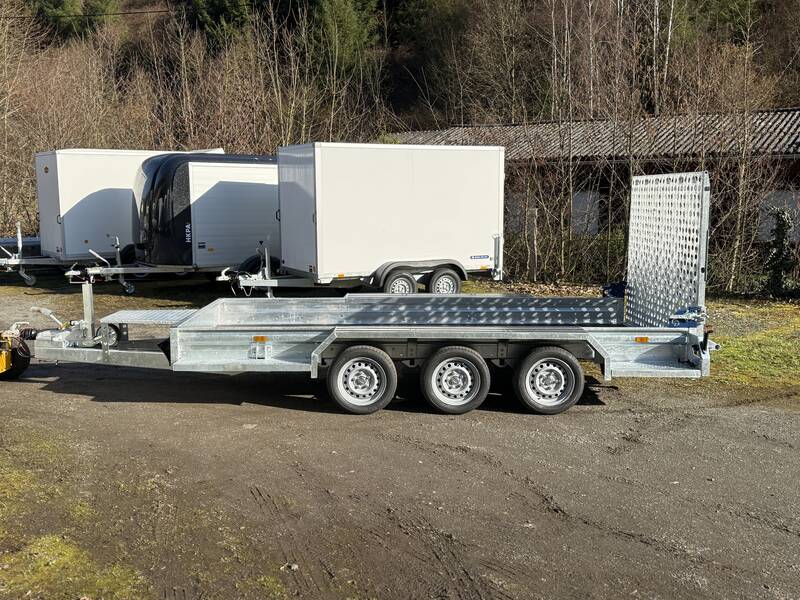 saris-3-achser-seitenansicht Tieflader Saris Magnum S MG 400 182 3500 3 - 4 Meter Baumaschinenanhänger Tridem