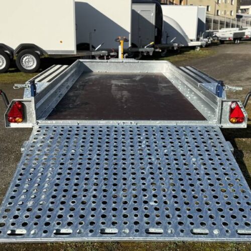 saris-magnum-s-heckrampe-abgeklappt Tieflader Saris Magnum S MG 400 182 3500 3 - 4 Meter Baumaschinenanhänger Tridem