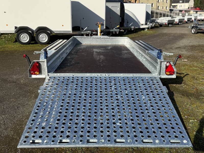 saris-magnum-s-heckrampe-abgeklappt Tieflader Saris Magnum S MG 400 182 3500 3 - 4 Meter Baumaschinenanhänger Tridem