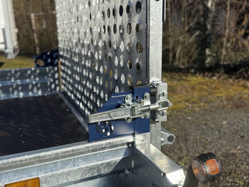 saris-magnum-s-heckrampenverschluss Tieflader Saris Magnum S MG 400 182 3500 3 - 4 Meter Baumaschinenanhänger Tridem