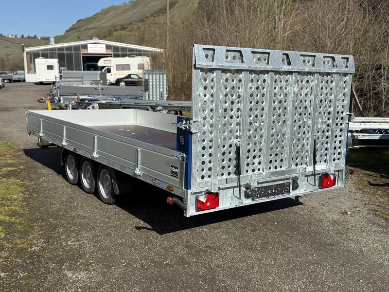 saris-tp-maschinentransporter-heckklappe (1) Autotransporter Saris TP 507 210 3500 3 Tridem mit Heckrampe kippbar und Aluwänden