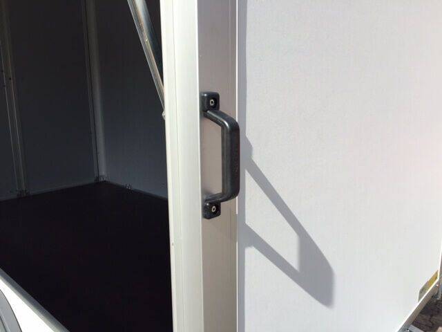 saris-verkaufsanhaenger-fw-2000-07 Verkaufsanhänger Saris FW 3,05x1,52 Verkaufsanhänger mit 2m Innenhöhe!