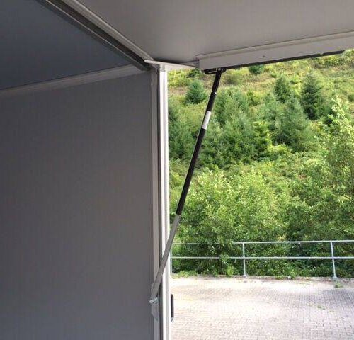 saris-verkaufsanhaenger-fw-2000-11 Verkaufsanhänger Saris FW 3,05x1,52 Verkaufsanhänger mit 2m Innenhöhe!