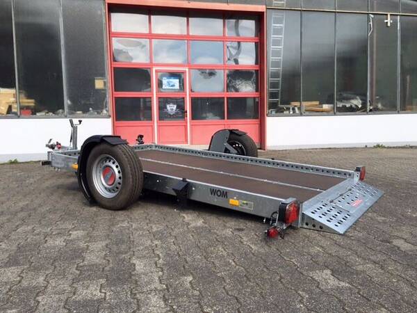 stema-wom-absenkbarer-motorradanhaenger-mit-100-km-h-zulassung-01 Tieflader Stema WOM XT STS XT O2 13-25-15.1 absenkbar mit 1.300kg