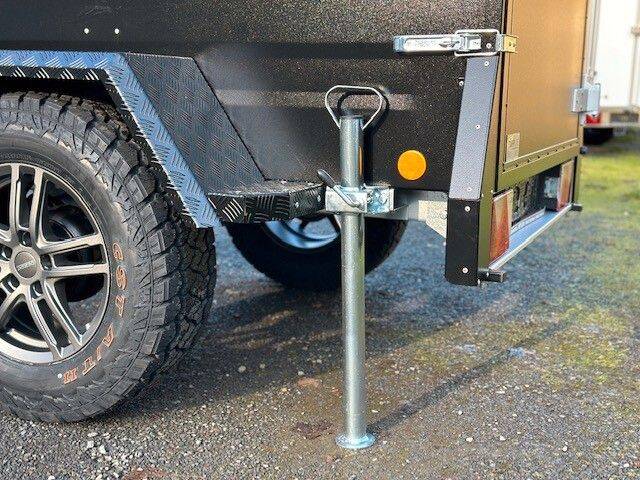 Kofferanhänger TPV KT-EB2 VS Plus Offroad Anhänger - Deckel Schwarz
