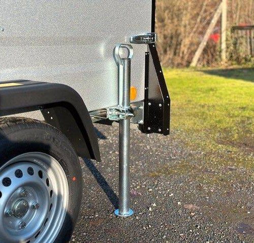 Kofferanhänger TPV KT-EU2 VS Kastenanhänger mit verstärktem Deckel