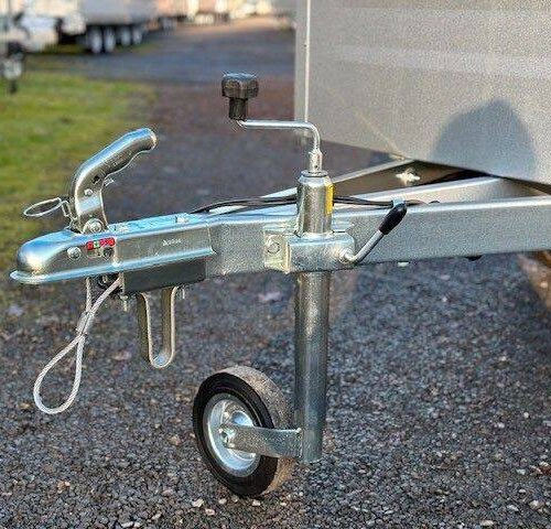 Kofferanhänger TPV KT-EU2 VS Kastenanhänger mit verstärktem Deckel