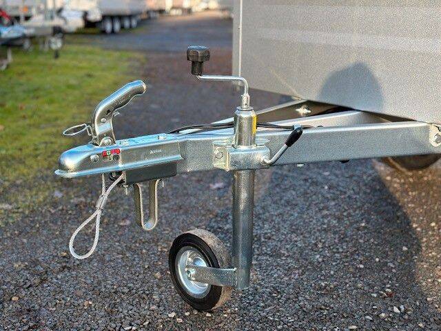 Kofferanhänger TPV KT-EU2 VS Kastenanhänger mit verstärktem Deckel