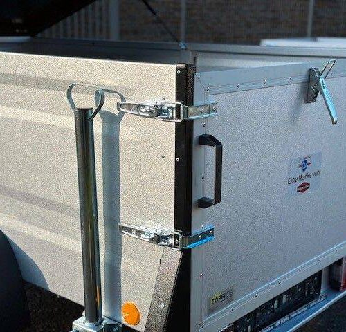 Kofferanhänger TPV KT-EU2 VS Kastenanhänger mit verstärktem Deckel