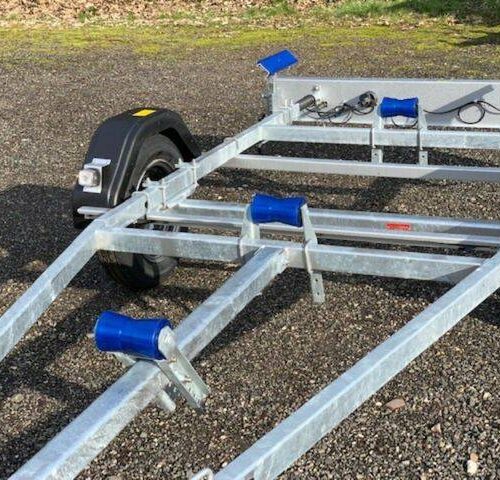 wasserdichte-radnaben-boeckmann Bootstrailer TPV BA 750kg mit Gurtwinde - eine Marke von Böckmann