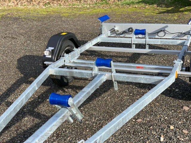 wasserdichte-radnaben-boeckmann Bootstrailer TPV BA 750kg mit Gurtwinde - eine Marke von Böckmann